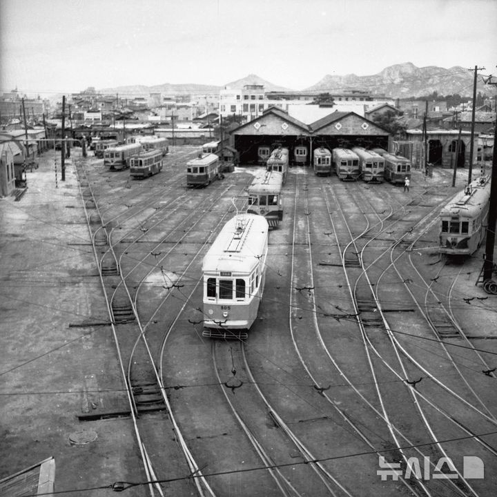 [서울=뉴시스]1966년 동대문 전차사업소 모습.