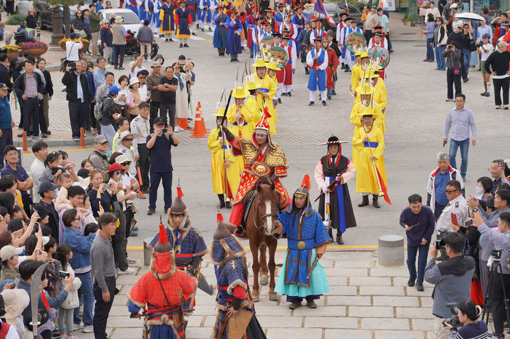 [서산=뉴시스] 충남 서산시가 지난해 10월 해미읍성 일원에서 충청병마절도사 부임 행렬 퍼레이드를 진행하고 있다. (사진=서산시 제공) 2025.10.10. photo@newsis.com *재판매 및 DB 금지
