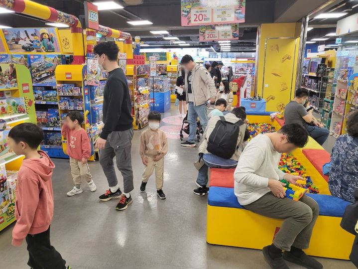 [서울=뉴시스] 롯데마트 토이저러스는 '해피 토이저러스 데이’를 열고 대규모 완구 할인 행사를 진행한다고 10일 밝혔다.(사진=롯데마트 제공) *재판매 및 DB 금지