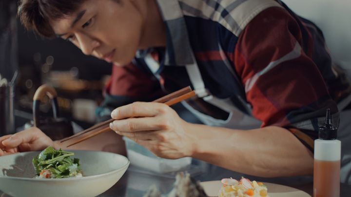 [서울=뉴시스] 생활문화기업 LF가 수입판매하는 영국 헤리티지 브랜드 바버(Barbour)가 브랜드 헤리티지인 '타탄(Tartan) 체크'를 아시아 로컬 문화와 결합한 글로벌 캠페인을 공개했다고 10일 밝혔다. (사진=LF 제공) *재판매 및 DB 금지