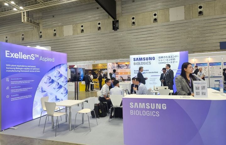 [서울=뉴시스] 일본 요코하마에서 열린 '바이오 재팬 2025' 행사장에 마련된 삼성바이오로직스 단독 부스에서 삼성바이오로직스 관계자들이 미팅을 진행하고 있다. (사진=삼성바이오로직스 제공) 2025.10.10. photo@newsis.com *재판매 및 DB 금지