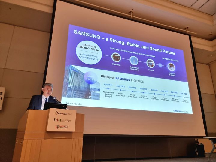 [서울=뉴시스] 제임스 최 삼성바이오로직스 영업지원담당 부사장이 '바이오 재팬 2025' 행사 중 열린 발표 세션에서 삼성바이오로직스에 대한 회사와 CDMO 아웃소싱의 이점을 설명하고 있다. (사진=삼성바이오로직스 제공) 2025.10.10. photo@newsis.com *재판매 및 DB 금지