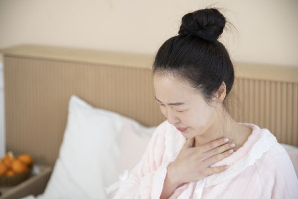 [서울=뉴시스] 만성폐쇄성폐질환(COPD)은 기도와 폐포에 만성염증이 발생해 기도가 좁아지고 폐포가 손상돼 호흡이 어려워지는 호흡기 질환이다. (사진=유토이미지 제공) 2025.10.10. photo@newsis.com *재판매 및 DB 금지