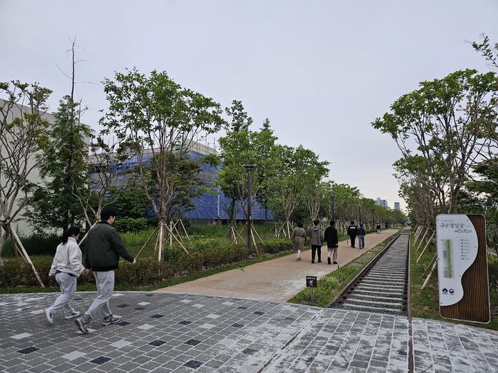 군산 도심 폐철도…핑크벨벳 물든 산책길로 변신