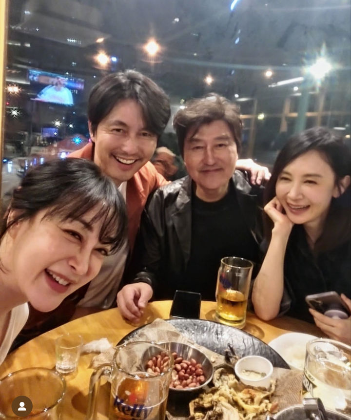 [서울=뉴시스] 배우 김혜은·정우성·송강호·채시라(왼쪽 기준). (사진=채시라 인스타그램 캡처) 2025.10.10. photo@newsis.com *재판매 및 DB 금지
