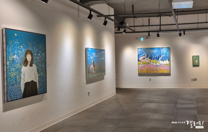 [부산=뉴시스] BNK부산은행은 부산 중구 신창동 BNK부산은행갤러리에서 예술의 풍부한 시각을 담은 감성적인 전시를 잇달아 개최한다고 10일 밝혔다. (사진=BNK부산은행 제공) 2025.10.10. photo@newsis.com *재판매 및 DB 금지