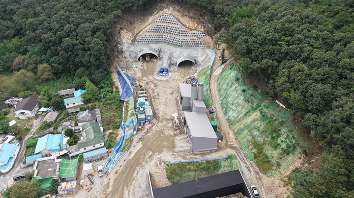 [대전=뉴시스]대전 정림중~사정교간 도로개설공사의 핵심 구간인 서구 정림동에서 중구 안영동을 잇는 터널 공사(총 연장 980m)가 한창이다. 2025. 10. 10 photo@newsis.com *재판매 및 DB 금지