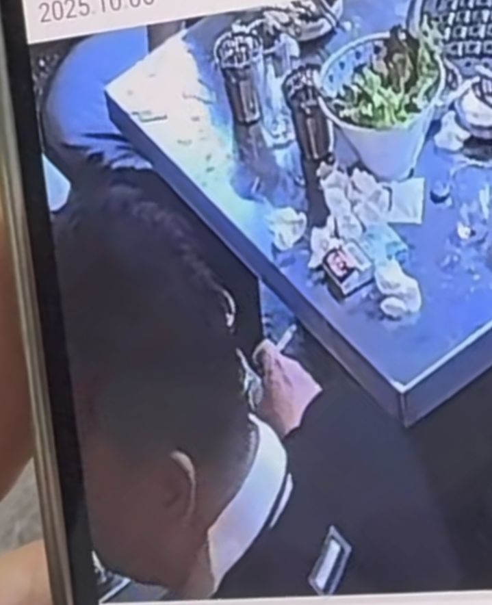 [서울=뉴시스] 한 남성이 담배를 피우는 모습. 테이블에는 담배갑이 놓여있다. (사진=인스타그램 캡처) *재판매 및 DB 금지