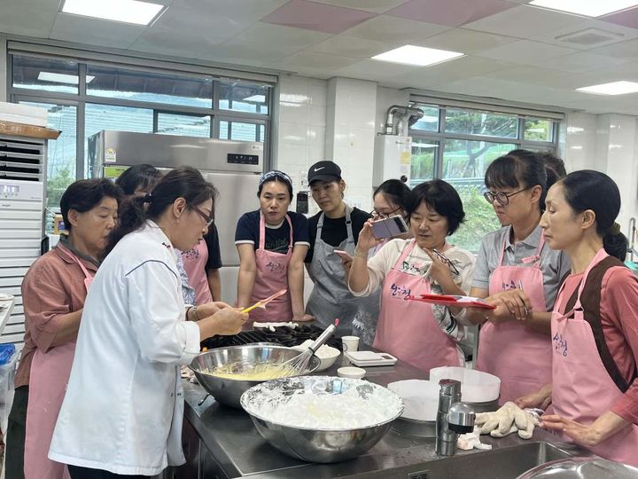 [산청=뉴시스] 산청군 제과기능사 자격증반 교육 (사진=산청군 제공) 2025. 10. 10. photo@newsis.com&nbsp; *재판매 및 DB 금지