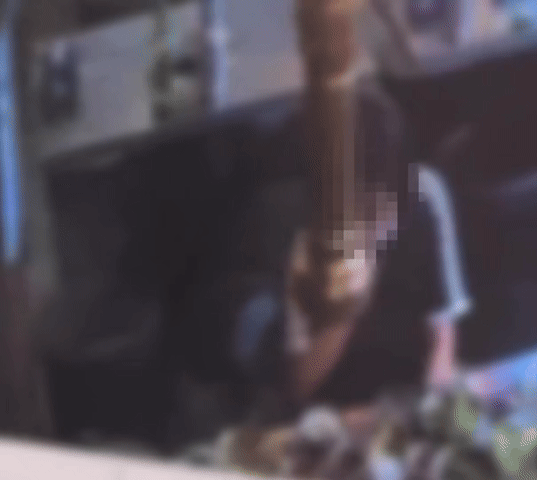 [서울=뉴시스] 한 여성(오른쪽)이 테이블에 담배를 비비며 담뱃재를 털어낸다. 또 다른 여성도 담배를 든 채 매장 안을 돌아다니다 자리에 앉는다. (영상=인스타그램 갈무리) *재판매 및 DB 금지