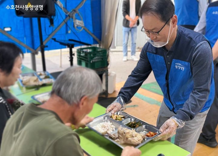 [서울=뉴시스] 동양생명 성대규 대표가 직원들과 함께 '우리의 건강한 한끼' 봉사활동에 참여하고 있다. (사진=동양생명 제공) 2025.10.10. photo@newsis.com *재판매 및 DB 금지