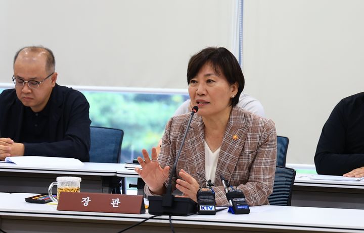 [세종=뉴시스]송미령 농림축산식품부 장관이 10일 오전 9시 30분 농식품부 대회의실에서 농촌진흥청, 산림청 등 관할 외청 및 12개 산하기관을 대상으로 기관별 현안 과제를 점검하고 대응 방안에 대해 의견을 나누고 있다. (사진=농식품부 제공) *재판매 및 DB 금지