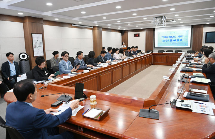 [창녕=뉴시스] 창녕군이 간부공무원을 대상 챗GPT 활용 인공지능 교육하고 있다. (사진= 창녕군 제공) 2025.10.10. photo@newsis.com *재판매 및 DB 금지