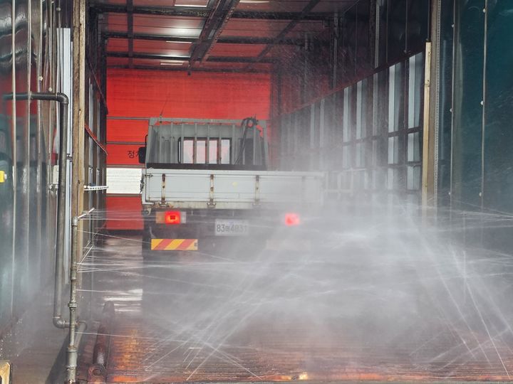 [천안=뉴시스] 목천읍 거점소독시설에서 축산 차량이 소독을 실시하고 있다. (사진=천안시 제공) 2025.10.10 photo@newsis.com *재판매 및 DB 금지