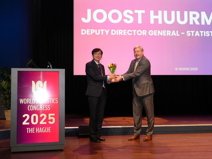 [세종=뉴시스] 국가데이터처가 지난 5~9일 네덜란드 헤이그에서 열린 제65차 세계통계대회(WSC)에서 내후년 부산에서 열리는 66차 대회의 성공 개최를 공식 선언했다. 김대유 대표단장은 세계통계대회 폐회식에서 차기대회(부산)를 공식 인수했다. (사진 = 데이터처 제공) 2025.10.10. *재판매 및 DB 금지