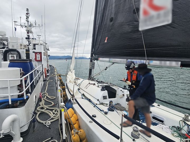 [여수=뉴시스] 여수해경이 추석연휴 레저 활동 중인 요트를 살펴보고 있다. (사진=여수해경 제공) 2025.10.10. photo@newsis.com *재판매 및 DB 금지