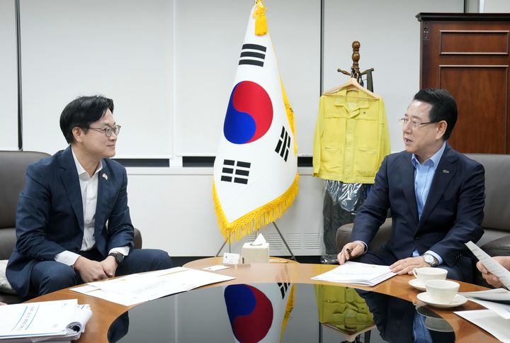 [서울=뉴시스] 김영록 전남지사가 10일 오전 정부서울청사에서 김정관 산업통상부 장관과 면담하고 있다. (사진 = 전남도 제공). 2025.10.10. photo@newsis.com *재판매 및 DB 금지