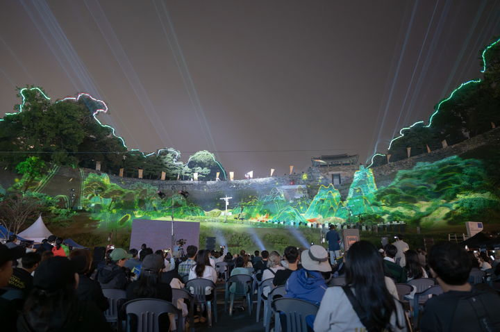 [공주=뉴시스] 제71회 백제문화제에서 공산성을 배경으로 한 미디어아트.(사진=공주시 제공) 2025.10.10. photo@newsis.com. *재판매 및 DB 금지