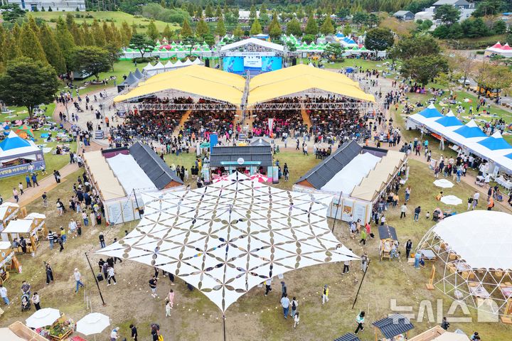 [안성=뉴시스] 안성시 남사당 바우덕이축제 전경(사진=안성시 제공) 2025.10.10.photo@newsis.com
