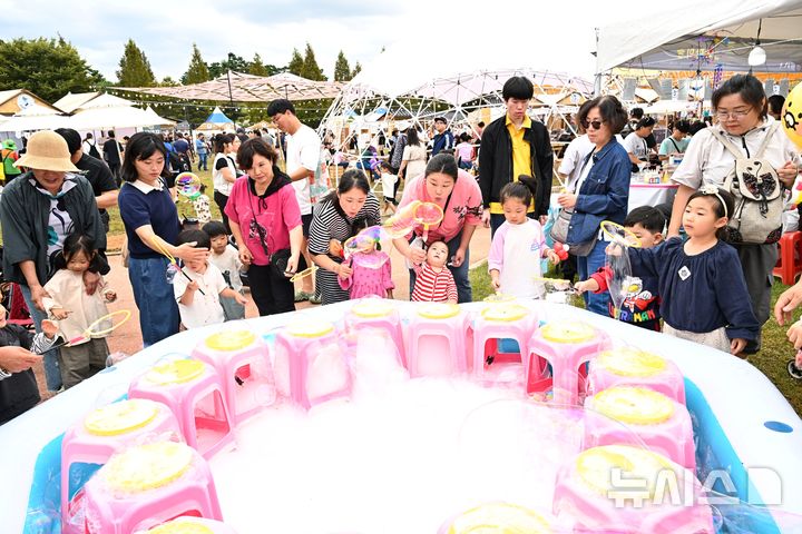 [안성=뉴시스] 안성시 남사당 바우덕이 축제장에 마련된 대형비누방울 놀이장 모습(사진=안성시 제공)2025.10.10.photo@newsis.com 
