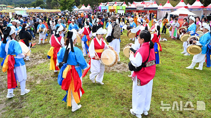 [안성=뉴시스] 안성시 남사당 바우덕이 축제장에서 펼쳐지는 풍물공연 모습(사진=안성시 제공)2025.10.10.photo@newsis.com 