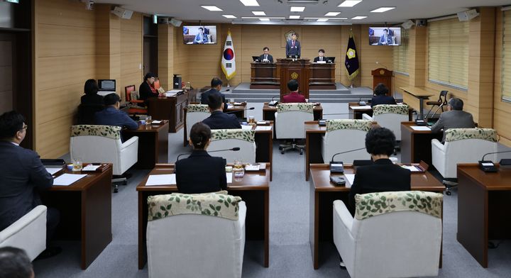 [부여=뉴시스] 조명휘 기자 = 부여군의회가 10일 제296회 임시회를 열어 안건을 심의·의결하고 있다. (사진= 부여군의회 제공) 2025.10.10. photo@newsis.com *재판매 및 DB 금지