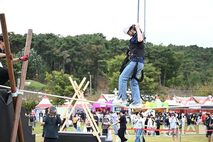 [안성=뉴시스] 방문객이 바우덕이 줄타기를 체험하고 있는 모습(2025.10.10.photo@newsis.com 