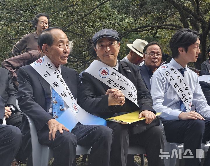 [옥천=뉴시스] 연종영 기자 = 국가보훈부가 10일 충북 옥천군 안내면 조계종 가산사에서 개최한 ‘대한 광복 80주년 기념 및 한일 평화의 날 행사’에서 충무공 이순신 장군의 후손 이종학(왼쪽)씨와 임진왜란 당시 조선을 유린한 왜장 도리다 이치의 후손 히로세 유이치씨가 손을 맞잡으며 대화하고 있다. 2025.10.10. jyy@newsis.com 