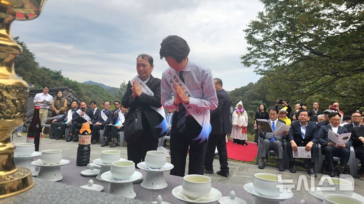 [옥천=뉴시스] 연종영 기자 = 국가보훈부가 10일 충북 옥천군 안내면 조계종 가산사에서 개최한 ‘대한 광복 80주년 기념 및 한일 평화의 날 행사’에서 임진왜란 당시 조선을 유린한 왜장의 후손 히로세 유이치(왼쪽)씨와 히사가케 소마씨가 헌주한후 합장하고 있다. 2025.10.10. jyy@newsis.com