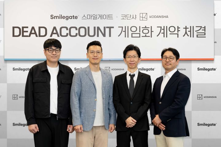 사진 왼쪽부터 이안게임즈 조경주·박영재 공동대표, 코단샤 후루카와 신 부장, 스마일게이트 홀딩스 메가포트 부문 백영훈 대표. (사진=스마일게이트 제공) *재판매 및 DB 금지