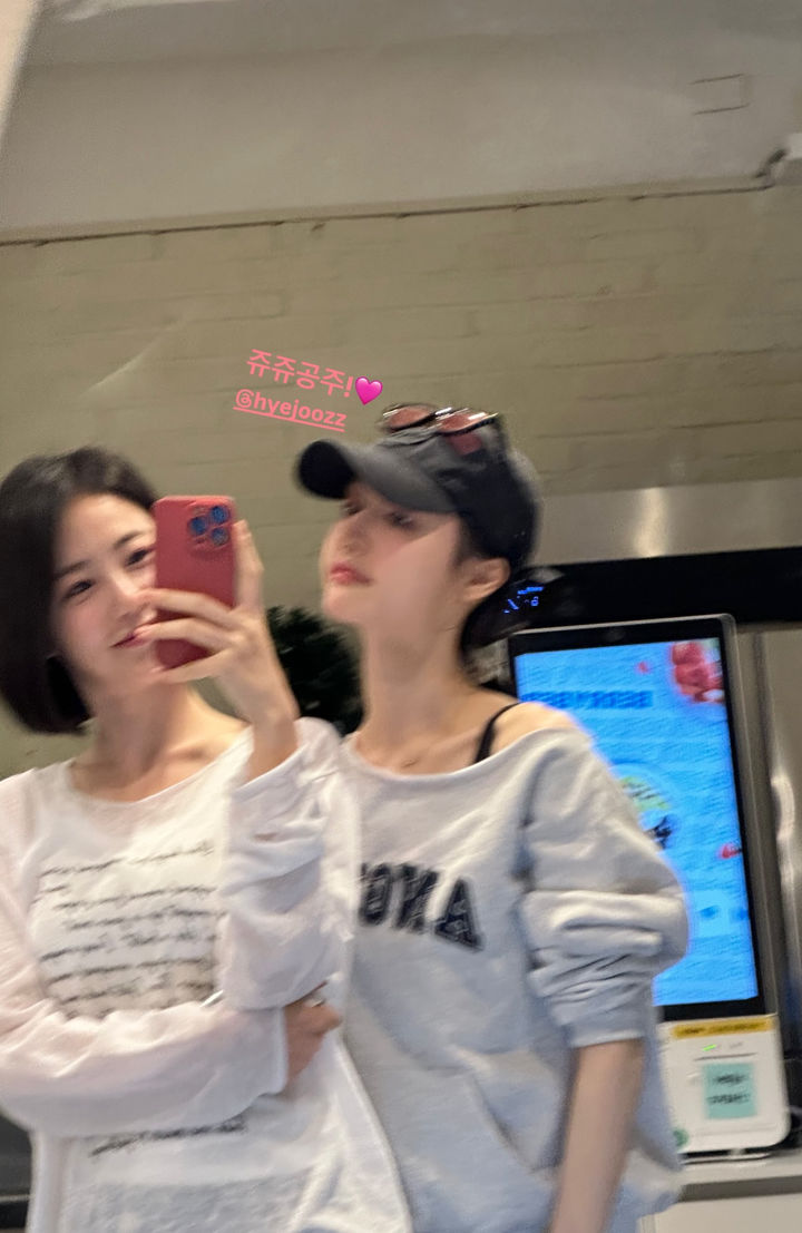 [서울=뉴시스] 배우 신예은(왼쪽)과 조혜주. (사진=신예은 인스타그램 캡처) 2025.10.10. photo@newsis.com *재판매 및 DB 금지