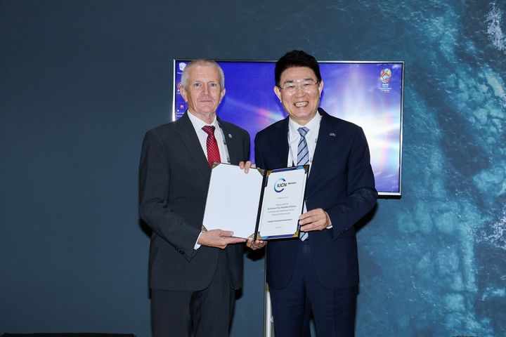 [순천=뉴시스] 아랍에미리트 아부다비에서 9일 스튜어트 매기니스(Stewart Maginnis) IUCN 부사무총장이 노관규 순천시장에게 IUCN 가입증서를 전달하고 있다. (사진=순천시 제공) 2025.10.10. photo@newsis.com *재판매 및 DB 금지