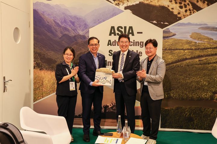 [순천=뉴시스] 아아랍에미리트 아부다비에서 9일 노관규 순천시장이 딘도 캄필란(Dindo Campilan) IUCN 아시아지역책임자와 양자회담을 갖고 기념사진을 촬영하고 있다. (사진=순천시 제공) 2025.10.10. photo@newsis.com *재판매 및 DB 금지