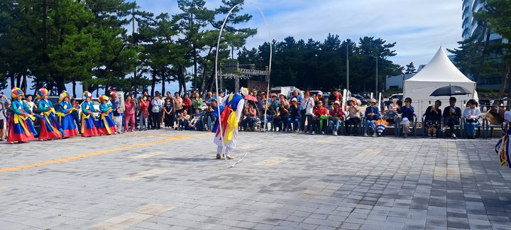 [강릉=뉴시스] 강릉시가 지난 7일부터 9일까지 3일간 경포 여행자 센터에서 개최한 2025 추석 명절 관광객 맞이 행사에서 농악 공연을 펼치고 있다.(사진=강릉시 제공)photo@newsis.com *재판매 및 DB 금지