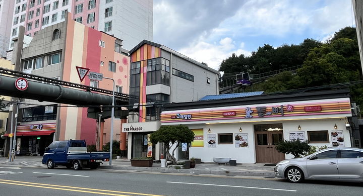 [울산=뉴시스] 울산시 남구가 사계절이 아름다운 장생포를 더욱 매력적인 공간으로 조성하기 위해 추진한 '장생포 색채마을 경관 개선사업'을 완료했다. (사진=울산 남구 제공) photo@newsis.com *재판매 및 DB 금지