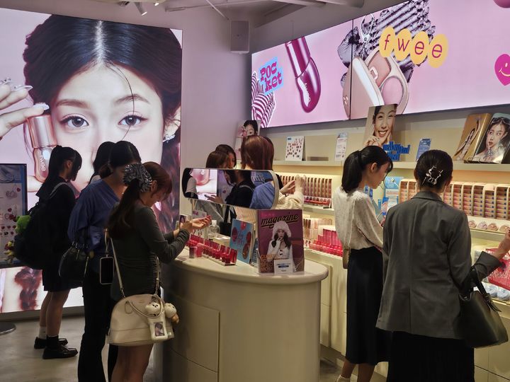 [도쿄=뉴시스] 이현주 기자=일본 도쿄에 위치한 퓌 아지트 도쿄 매장에서 현지 고객들이 제품을 테스트해보고 있다. 2025.10.03. juicy@newsis.com *재판매 및 DB 금지