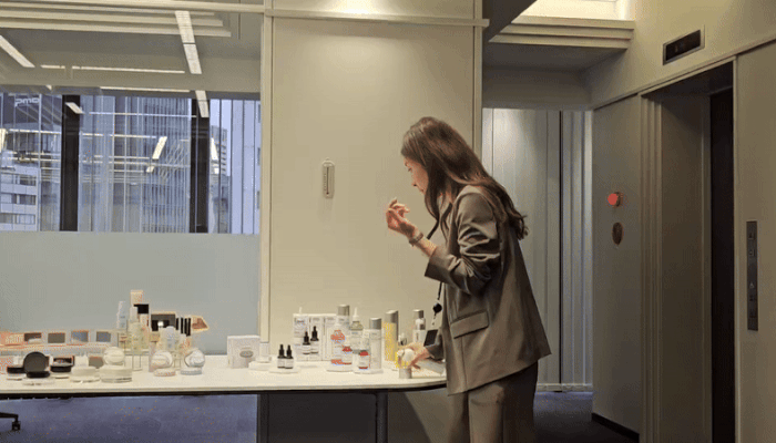 [도쿄=뉴시스] 이현주 기자=신윤진 LG생활건강 일본사업총괄 ABM(Assistant Brand Manager, 어시스턴트 브랜드 매니저)이 일본 법인 사무실에서 제품에 대해 설명하고 있다. 2025.10.03. juicy@newsis.com *재판매 및 DB 금지