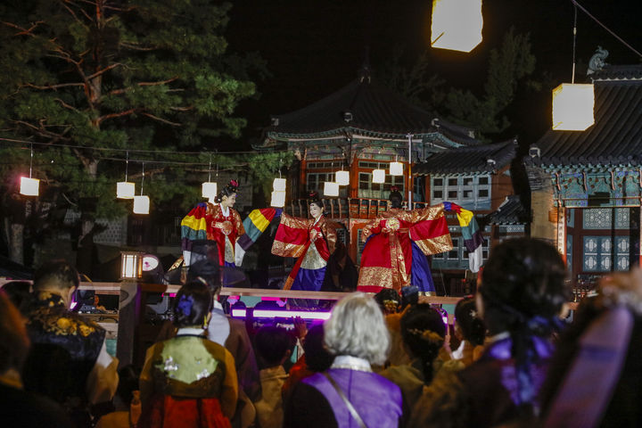 [서울=뉴시스] 8일 경복궁에서 열린 '한복 연향' 중 집옥재 앞에서 한복의 아름다움과 전통 춤·소리의 품격을 담아낸 특별공연 프로그램 '한복연(韓服宴)'이 펼쳐지고 있다. (사진=국가유산진흥원 제공) 2025.10.10. photo@newsis.com *재판매 및 DB 금지