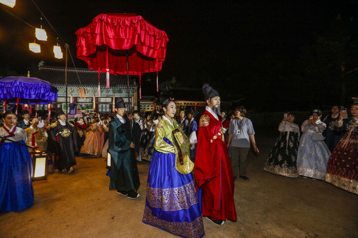 [서울=뉴시스] 8일 경복궁 '한복 연향'의 궁궐 일상재현 프로그램 '왕가의 산책'에서 궁궐 왕족들의 산책 모습을 재현한 퍼레이드가 진행되고 있다 (사진=국가유산진흥원 제공) 2025.10.10. photo@newsis.com *재판매 및 DB 금지