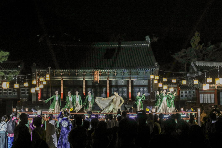 [서울=뉴시스] 8일 경복궁에서 열린 '한복 연향' 중 집옥재 앞에서 한복의 아름다움과 전통 춤·소리의 품격을 담아낸 특별공연 프로그램 '한복연(韓服宴)'이 펼쳐지고 있다. (사진=국가유산진흥원 제공) 2025.10.10. photo@newsis.com *재판매 및 DB 금지