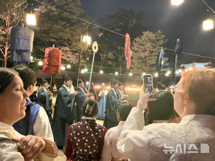 [서울=뉴시스] 8일 경복궁 '한복 연향'의 궁궐 일상재현 프로그램 '왕가의 산책'에서 궁궐 왕족들의 산책 모습을 재현한 퍼레이드가 진행되고 있다 2025.10.10. suejeeq@newsis.com