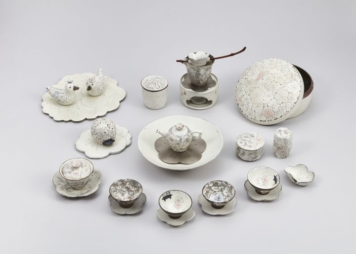 [고흥=뉴시스] 제8회 고흥분청사기 공모전 대상작, '매화 만개 꽃피우는 집' (사진=고흥군 제공) 2025.10.10. photo@newsis.com *재판매 및 DB 금지