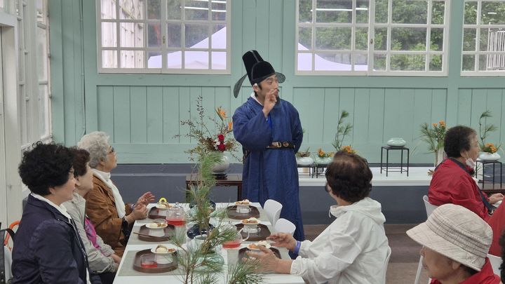 [서울=뉴시스] 전상우 수습기자= '대한노인회 종로구지회 소속 시니어들이 10일 창경궁 대온실에서 전통 화훼 체험을 진행하고 있다. 2025.10.10. swoo@newsis.com *재판매 및 DB 금지