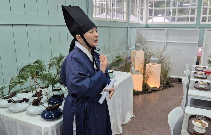 [서울=뉴시스] 전상우 수습기자= 권화사 오흥경 대표가 10일 창경궁 대온실에서 한국 꽃꽂이와 서양 꽃꽂이의 차이점을 설명하고 있다. 2025.10.10. swoo@newsis.com *재판매 및 DB 금지