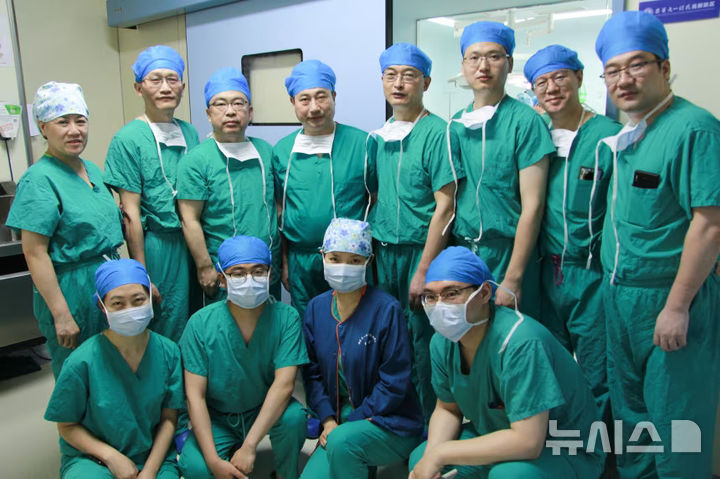 [뉴시스]지난해 5월 중국 안홀 의대 의사들은 복제돼지의 간을 71세 남성에게 성공적으로 이식했다(사진=Beicheng Sun 박사)2025.10.09 