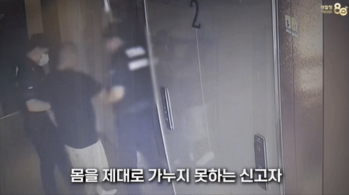 [서울=뉴시스] 경찰이 남성을 지구대로 데려가고 있다. (사진=경찰청 유튜브 캡처) *재판매 및 DB 금지