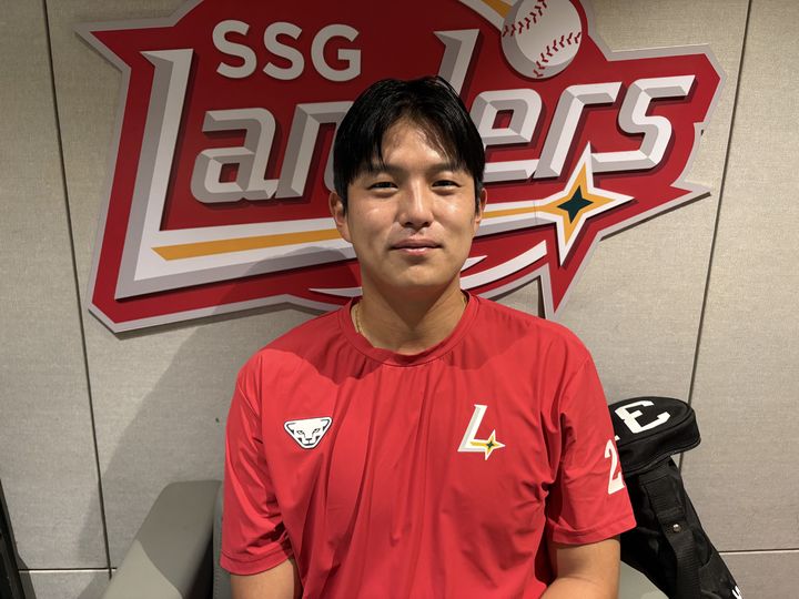 [인천=뉴시스] 신유림 기자=프로야구 SSG 랜더스의 포수 조형우가 10일 인천 SSG랜더스필드에서 열리는 2025 신한 쏠뱅크 KBO 포스트시즌 준플레이오프(준PO·5전3선승제) 2차전을 앞두고 취재진과 인터뷰하고 있다. 2025.10.10. spicy@newsis.com *재판매 및 DB 금지