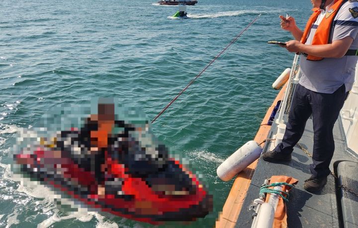 [부산=뉴시스] 10일 오후 부산 앞바다에서 사전 허가를 받지 않고 수상 오토바이를 운항한 4명이 해경에 적발됐다. (사진=부산해양경찰서 제공) 2025.10.10. photo@newsis.com *재판매 및 DB 금지