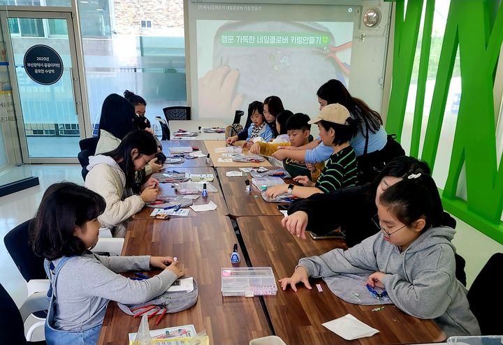 [부산=뉴시스] 부산시민공원 문화예술촌에서 공방 재능기부 프로그램이 진행되고 있다. (사진=부산시설공단 제공) 2025.10.11. photo@newsis.com *재판매 및 DB 금지