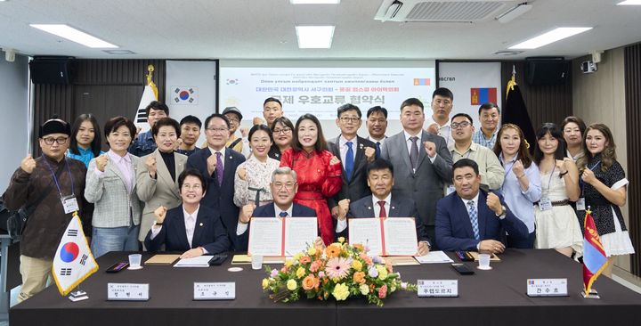 [대전=뉴시스] 조명휘 기자 = 대전 서구의회가 10일 의회 간담회장에서 몽골 헙스걸 아이막의회와 우호 협력 양해각서를 맺고 있다. (사진= 서구의회 제공) 2025.10.10. photo@newsis.com *재판매 및 DB 금지